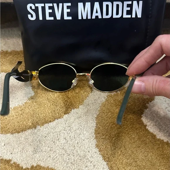 Steve Madden Gold Framed Sunglasses - Picture 2 of 4